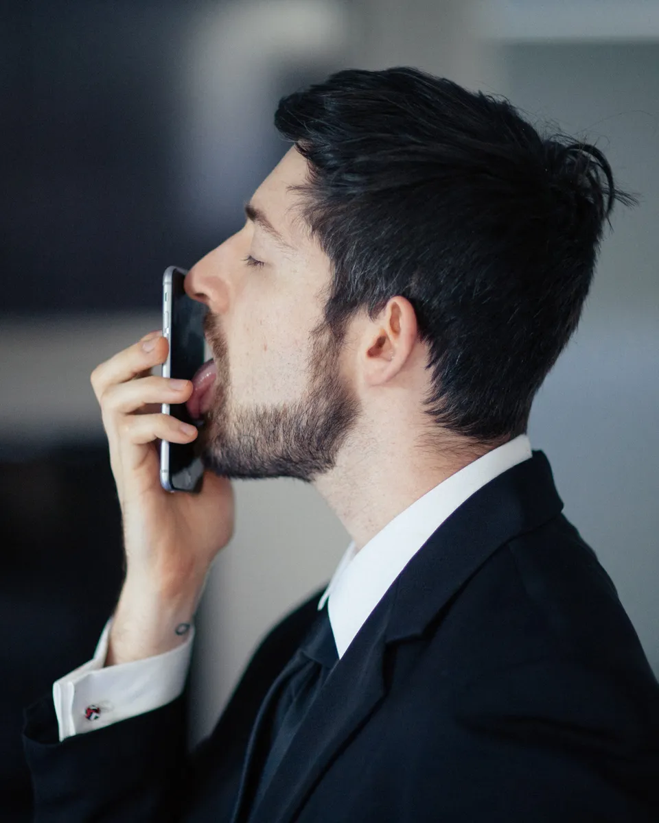 Homem chupando telemóvel